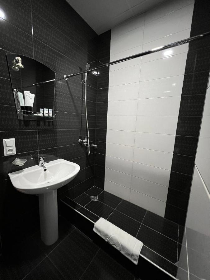 Granada Hotel And Restaurant Тбілісі Екстер'єр фото
